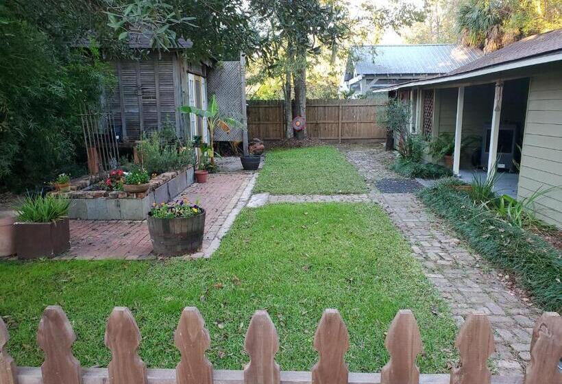 膳宿费 Claiborne Courtyard Guesthouse