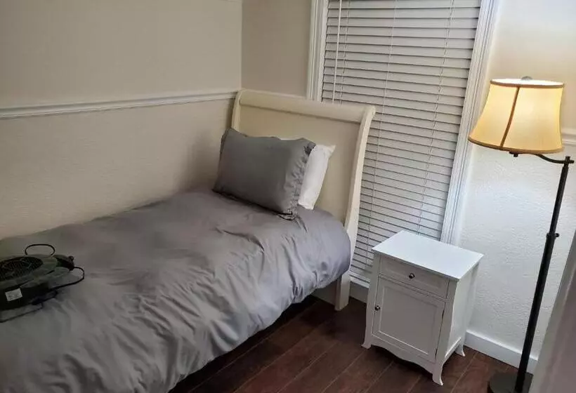 ペンション Claiborne Courtyard Guesthouse