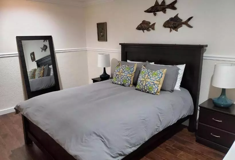 ペンション Claiborne Courtyard Guesthouse