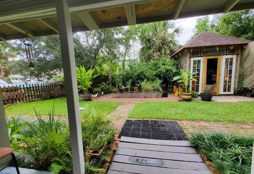 ペンション Claiborne Courtyard Guesthouse