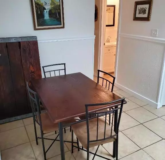 ペンション Claiborne Courtyard Guesthouse