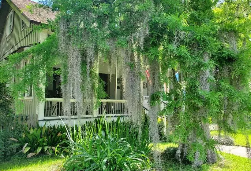ペンション Claiborne Courtyard Guesthouse