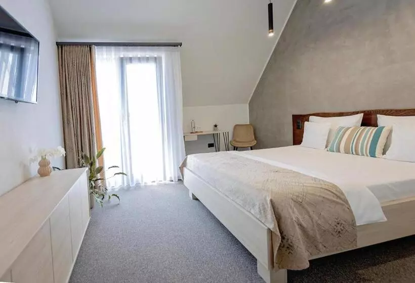 Majatalo Complex Acom