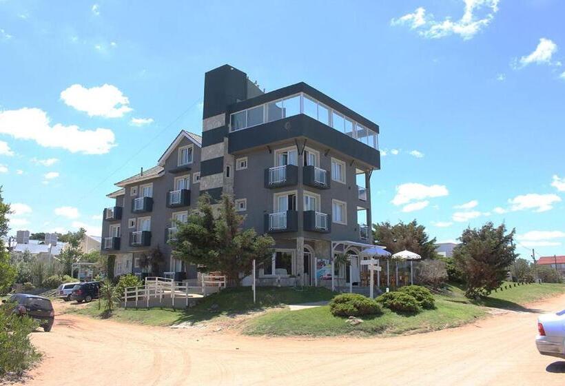 هاستل Cumelo Valeria