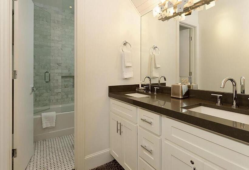 Отель Independence Square 310, Chic, Remodeled Studio W/ Great Location In Aspen, A/c, & Kitchenette