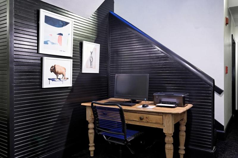 Отель Independence Square 310, Chic, Remodeled Studio W/ Great Location In Aspen, A/c, & Kitchenette