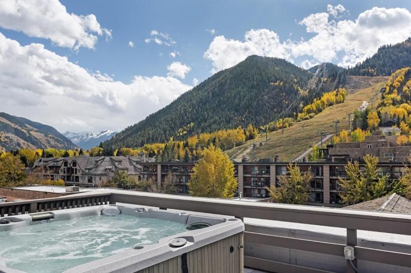 Отель Independence Square 310, Chic, Remodeled Studio W/ Great Location In Aspen, A/c, & Kitchenette