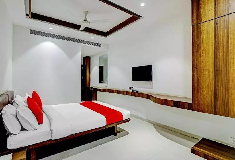هتل Oyo Rishta And Jahan Banquet And Rooms
