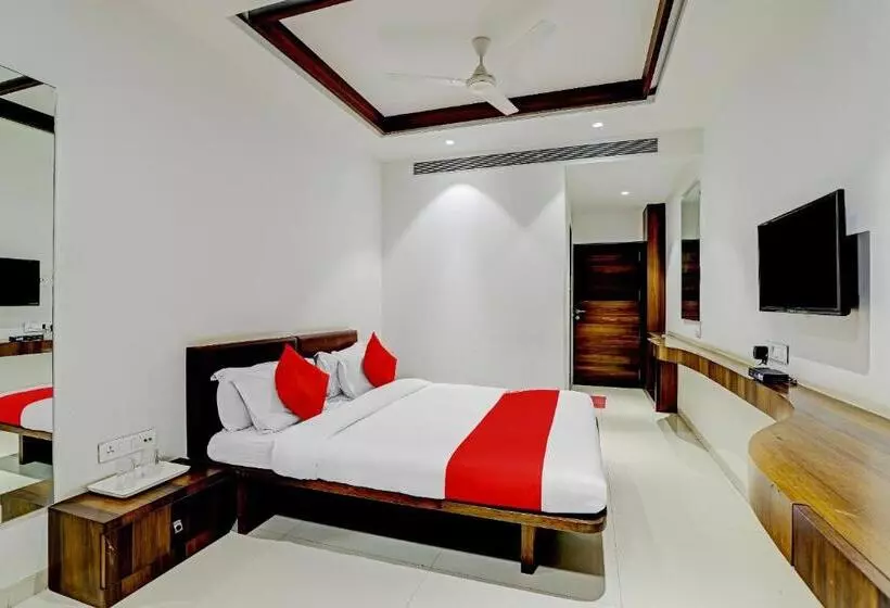 هتل Oyo Rishta And Jahan Banquet And Rooms
