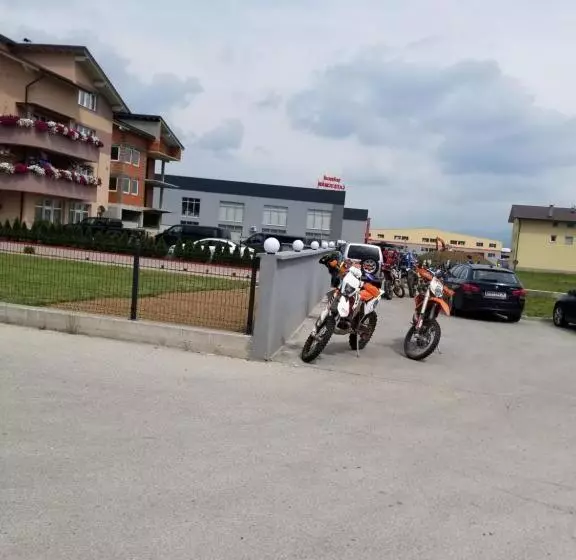 پانسیون Apartmani Kadunić