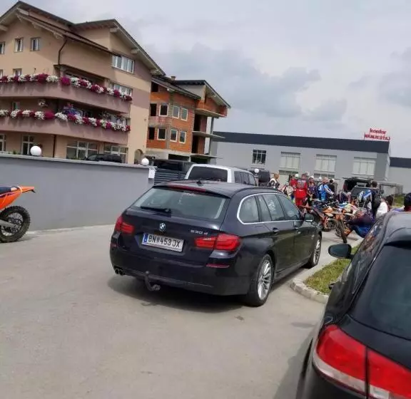 پانسیون Apartmani Kadunić