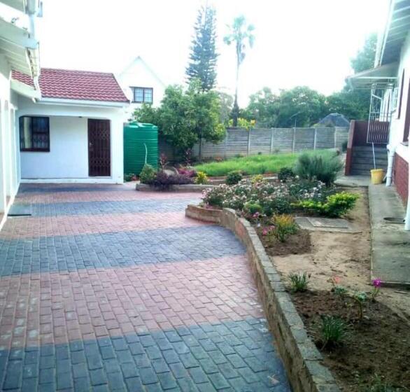 بنسيون Ezamampondo Guest House