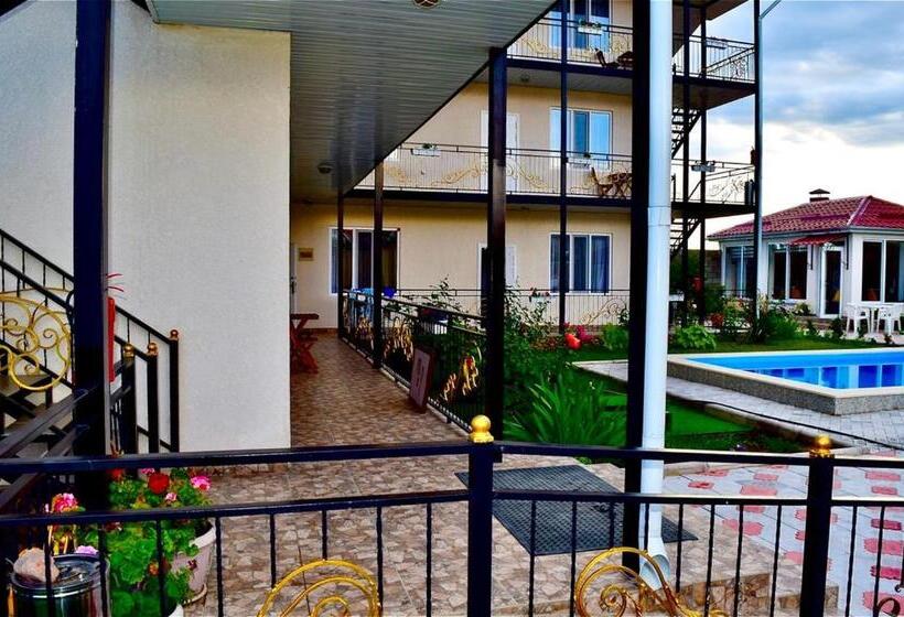 پانسیون Guest House “aura”