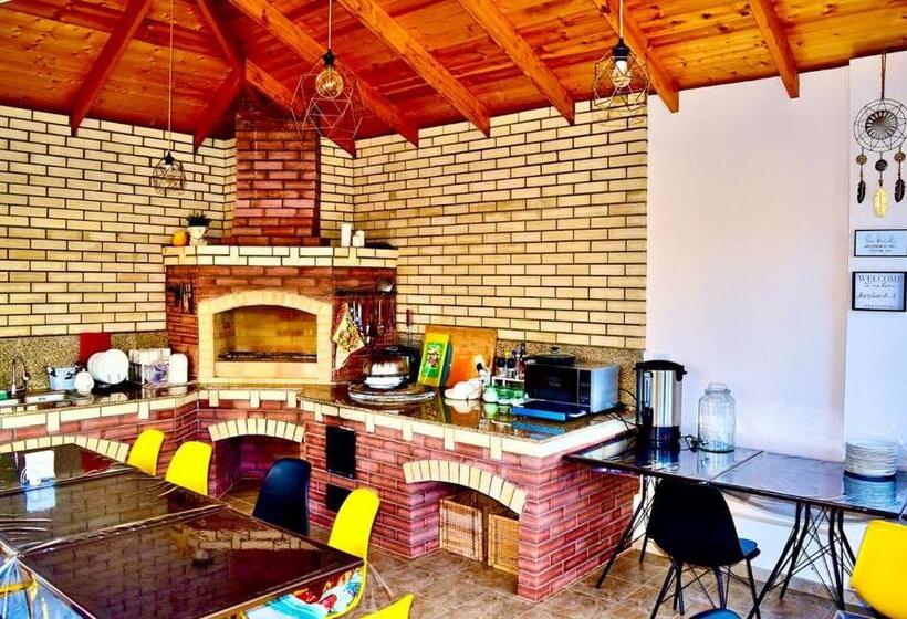 پانسیون Guest House “aura”