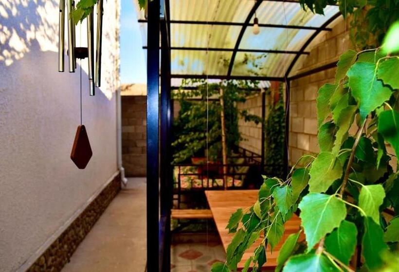 پانسیون Guest House “aura”