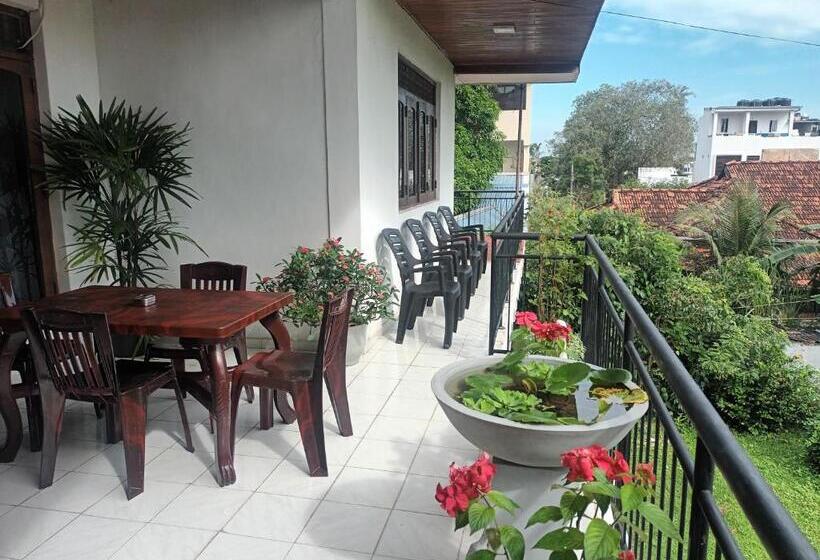 Bed and Breakfast Lovely Flowers In Mount Lavinia