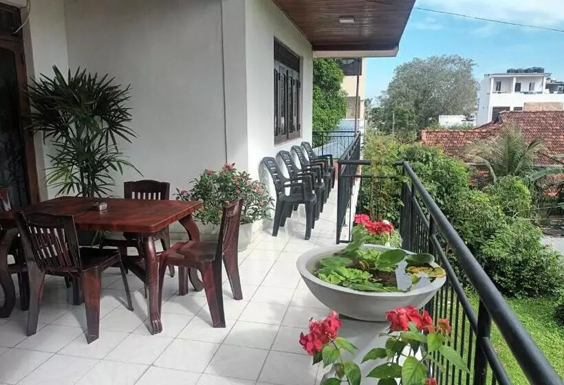 Aamiaismajoitus (B&B) Lovely Flowers In Mount Lavinia