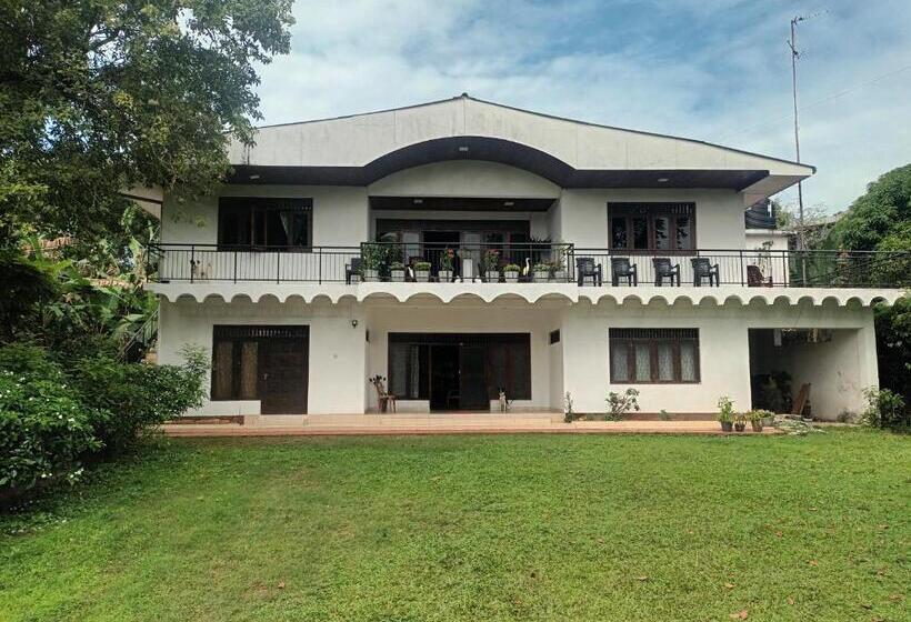 Bed and Breakfast Lovely Flowers In Mount Lavinia