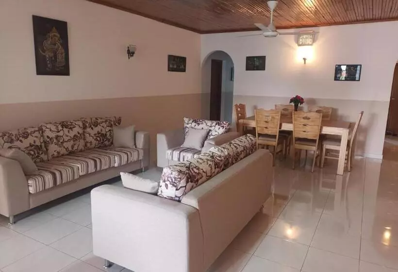 Aamiaismajoitus (B&B) Lovely Flowers In Mount Lavinia