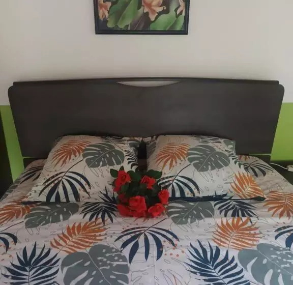 Aamiaismajoitus (B&B) Lovely Flowers In Mount Lavinia