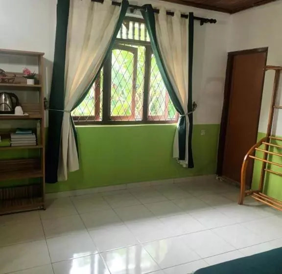 Aamiaismajoitus (B&B) Lovely Flowers In Mount Lavinia