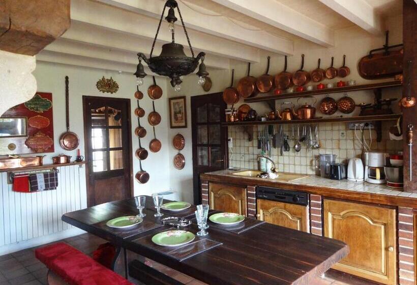 Bed and Breakfast Prieure St Pierre De La Luthumiere