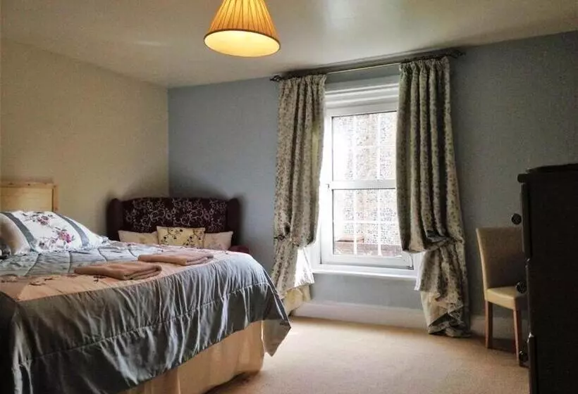Hillarnias Tearoom And B&b