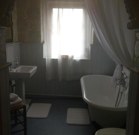 Hillarnias Tearoom And B&b