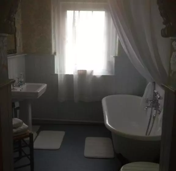 Hillarnias Tearoom And B&b