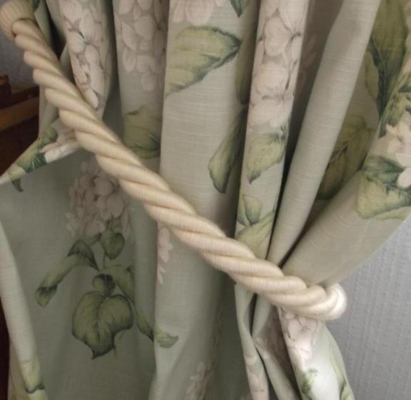 Hillarnias Tearoom And B&b