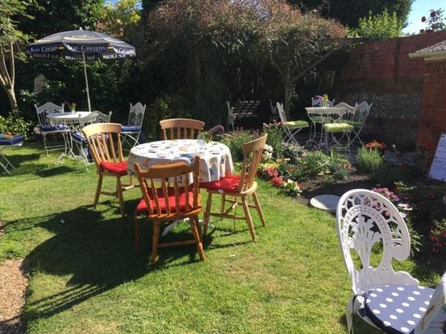 Hillarnias Tearoom And B&b