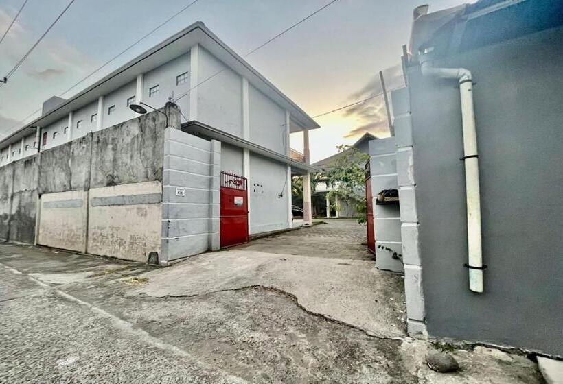 ホテル Oyo Life 93504 Kost Krisna