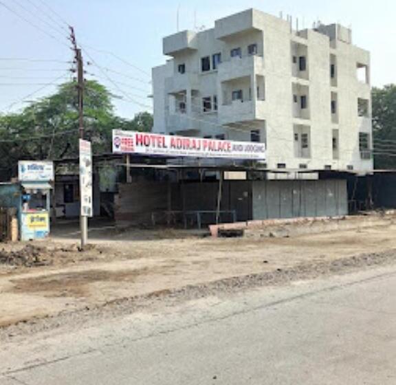 ホテル Adiraj Palace And Lodging, Shani Shingnapur