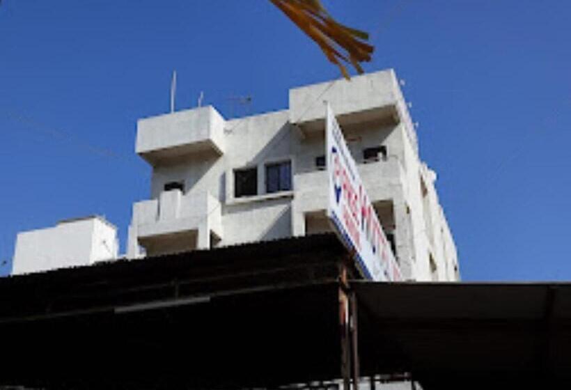 ホテル Adiraj Palace And Lodging, Shani Shingnapur