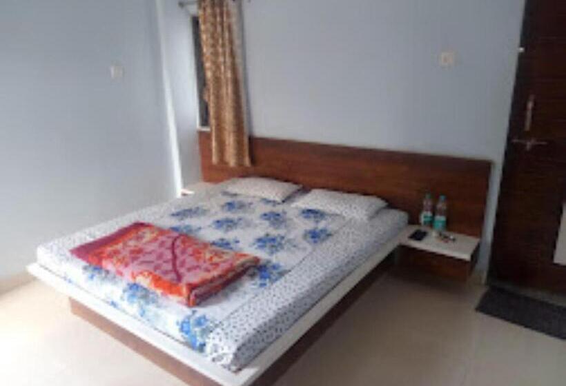 ホテル Adiraj Palace And Lodging, Shani Shingnapur