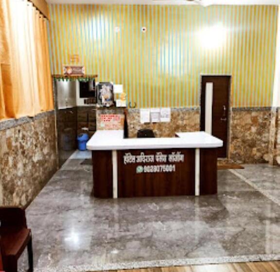 ホテル Adiraj Palace And Lodging, Shani Shingnapur