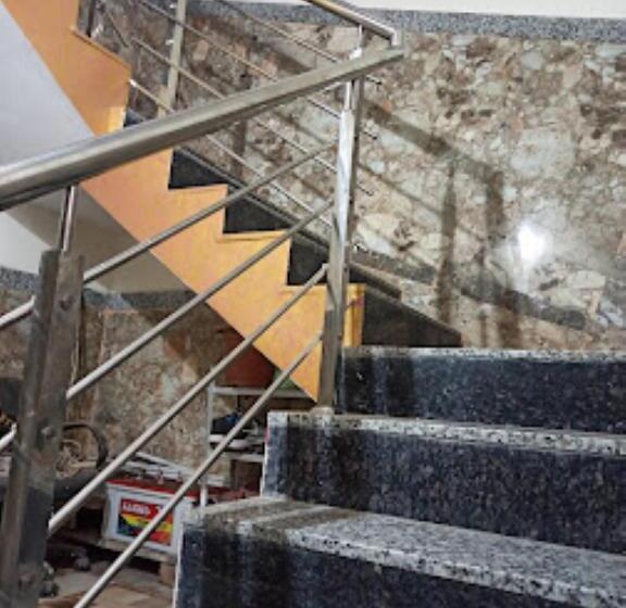 ホテル Adiraj Palace And Lodging, Shani Shingnapur