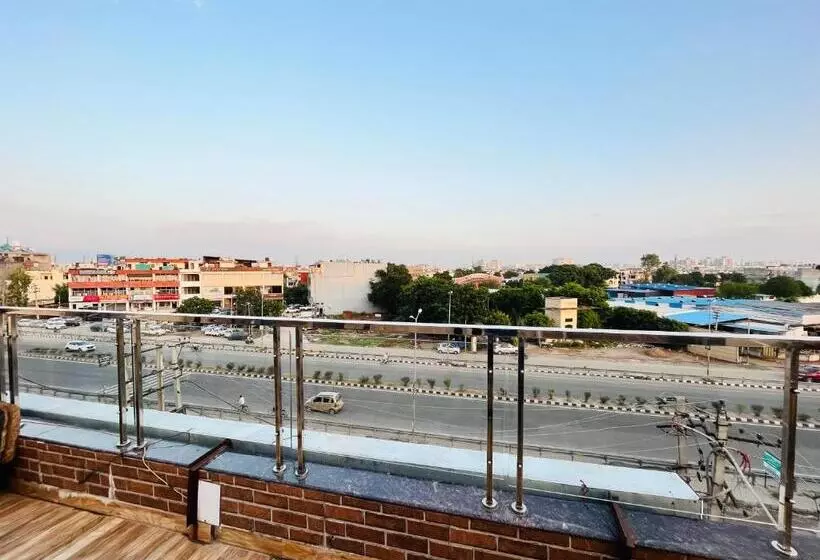 ホテル Wisteria Zirakpur   Main Highway
