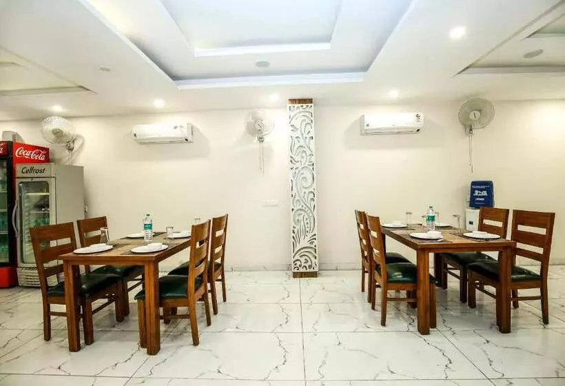 ホテル Wisteria Zirakpur   Main Highway