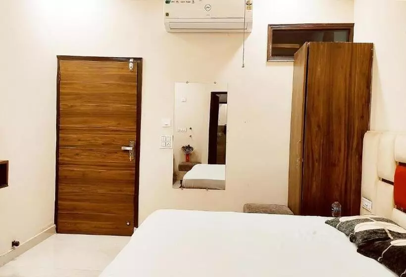 Motel Desire Suites    Studio Luxurys   Lpu Law Gate    Special For Families, Students, Couples, Cor