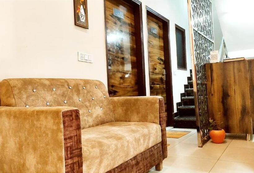 Motel Desire Suites    Studio Luxurys   Lpu Law Gate    Special For Families, Students, Couples, Cor