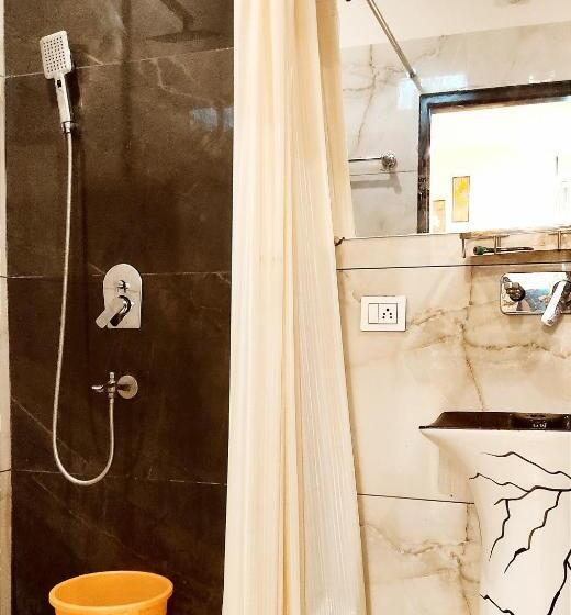 Motel Desire Suites    Studio Luxurys   Lpu Law Gate    Special For Families, Students, Couples, Cor