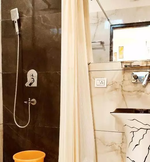 Motel Desire Suites    Studio Luxurys   Lpu Law Gate    Special For Families, Students, Couples, Cor
