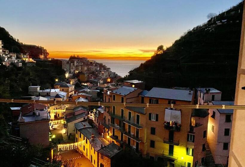 ペンション The Manarola Main Plaza