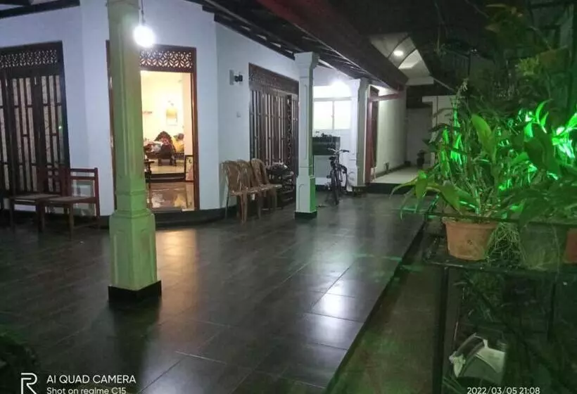 ペンション Thilakawardhana Guest House