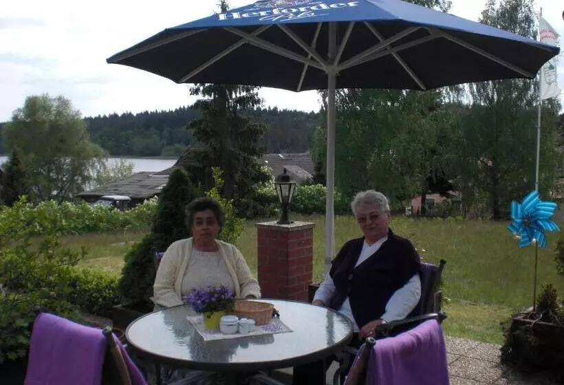 Hotelli Ferienhof Altglobsow/ Cafe Seeblick