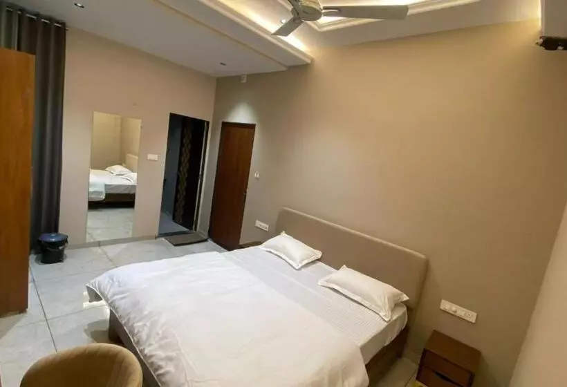 Hotelli Hari Leela Fort View Palace