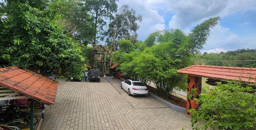 בית מלון כפרי Wayanad Kuruva Isles Jungle Resort