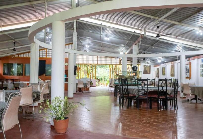 호텔 Udawalawa Safari Village