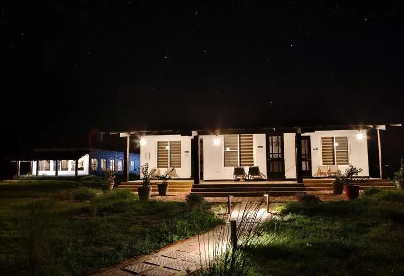 Lomakeskus Camp Tigerlily   Dudhwa